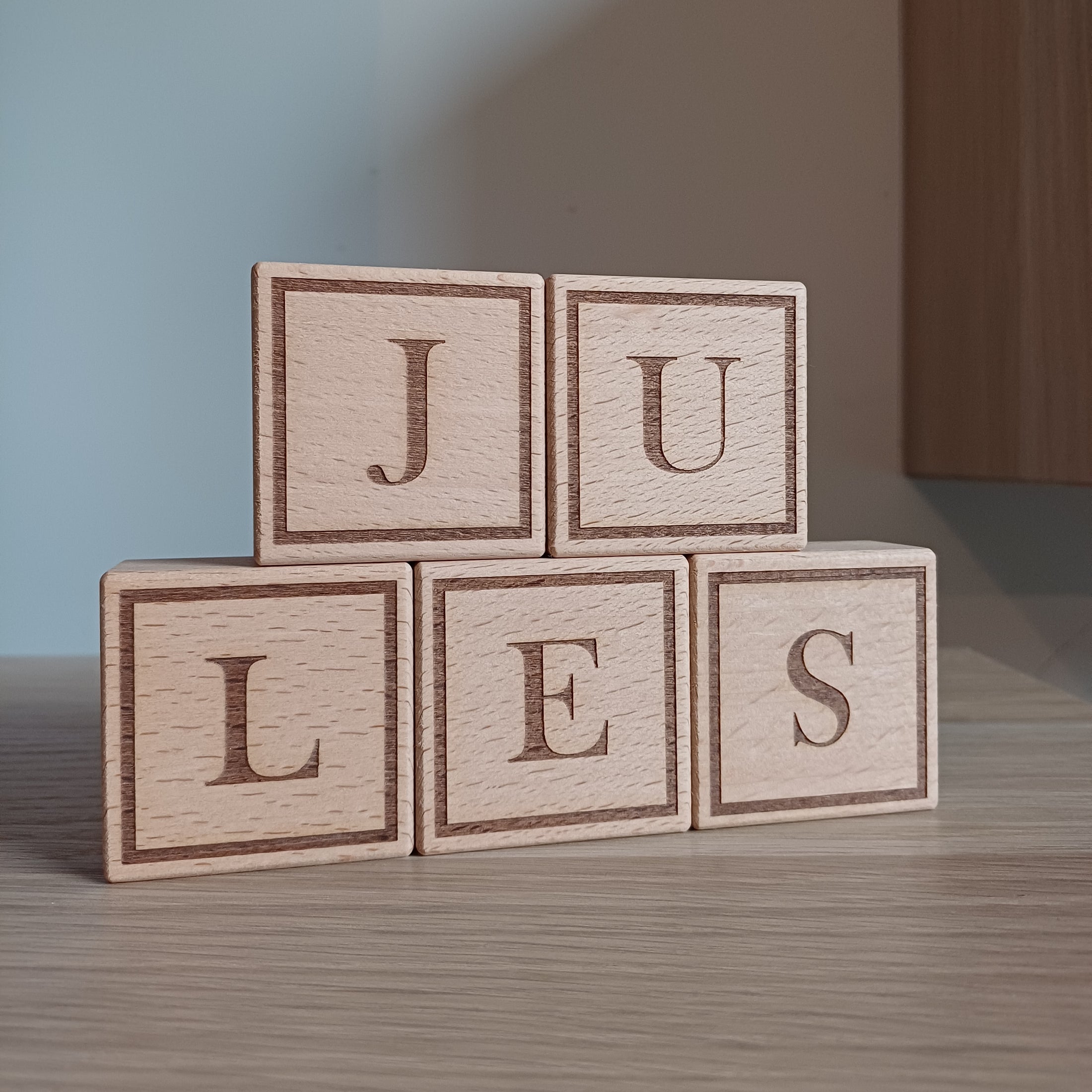 Gegraveerde letterblokken met rand