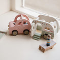 Load image into Gallery viewer, Speelgoed auto met caravan FSC
