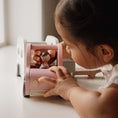 Load image into Gallery viewer, Speelgoed auto met caravan FSC
